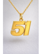 Affirmez votre identité avec une médaille numéro au design affirmé, entièrement fabriquée en France.